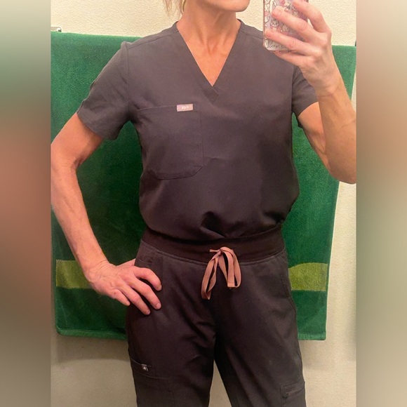 Figs scrub set charcoal HW yolo skinny pants XS reg & Catarina one pocket top XS - Picture 13 of 14